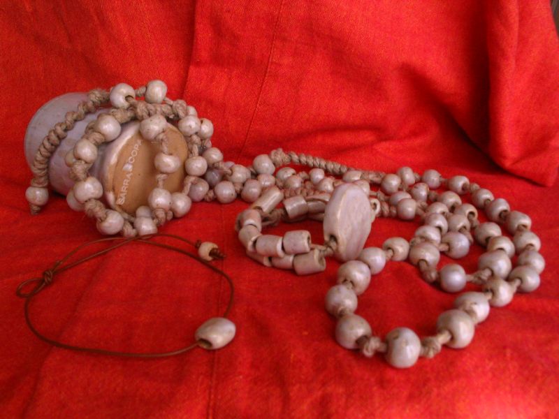 Colliers, bracelets et colifichets